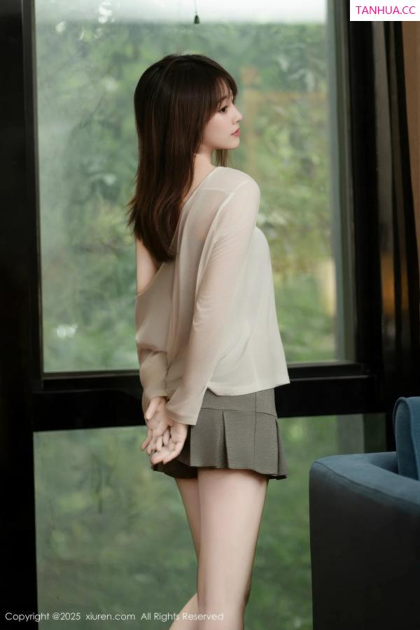   [XiuRen]高清写真图 2025.10.10 No.10845 炎恬kitty 浅色短裙第10张图片